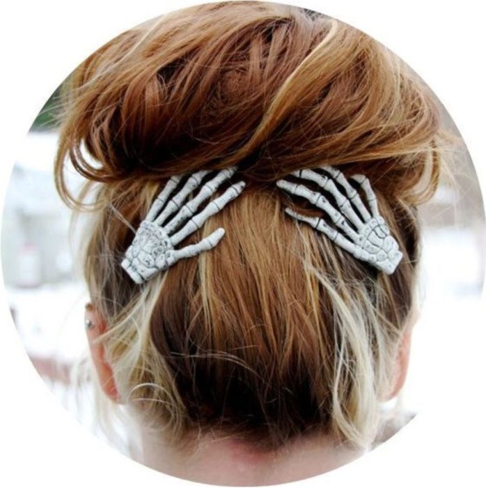 Accesorio inspirado en Halloween de pasadores para el cabello en forma de manitas de calavera