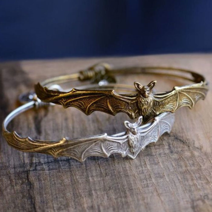 Accesorio inspirado en Halloween de brazaletes con una figura de un murciélago con las alas abiertas