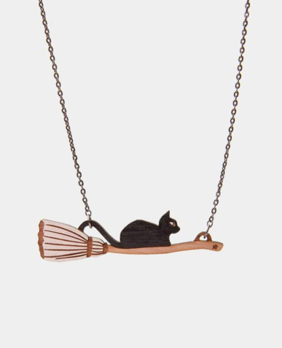 Accesorio inspirado en Halloween de un collar de una escoba de bruja con un gato negro sobre ella