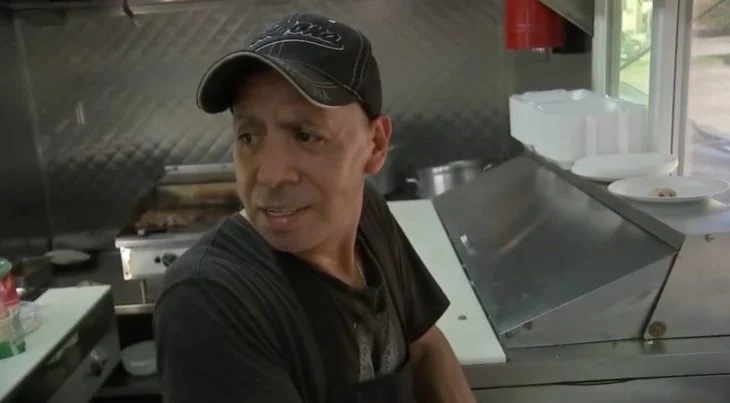 Señor Eleazar Aviles preparando comida