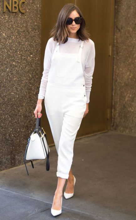 Chica con overol, bolsa y blusa blancos