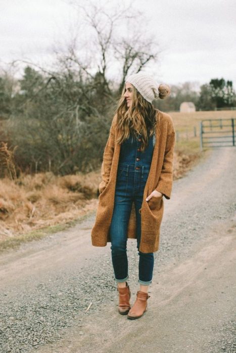 Chica con cardigan azul y gorro blanco