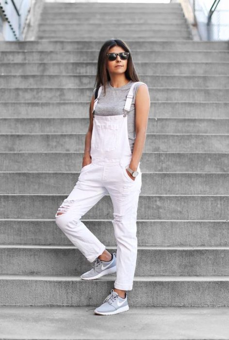 Chica con overol y blusa blancos