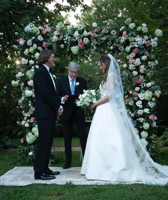 Elizabeth Gillies y Michael Corcoran en su boda