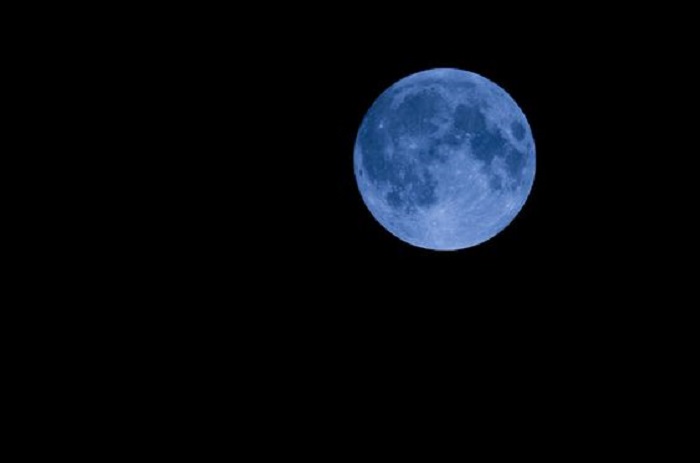 Luna azul en cielo despejado sin estrellas