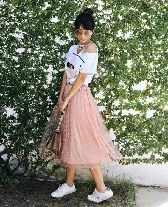 Chica llevando falda en tono rosa pastel con decorados en tul