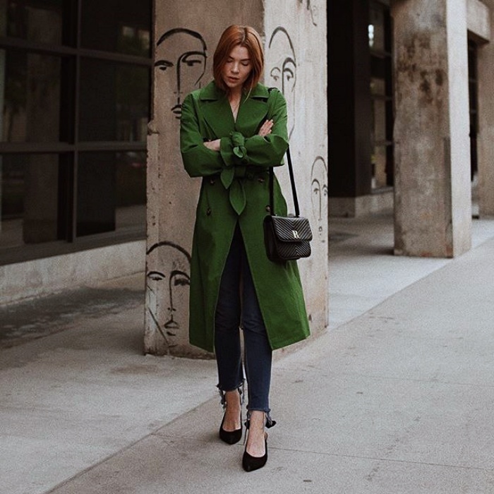 chica pelirroja usando un abrigo tipo trench coat color verde con skinny jeans y balerinas negras