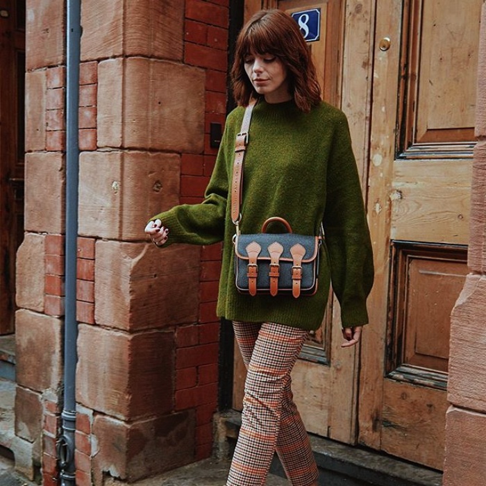 chica de cabello castaño usando un suéter oversized con pantalones de vestir estampados