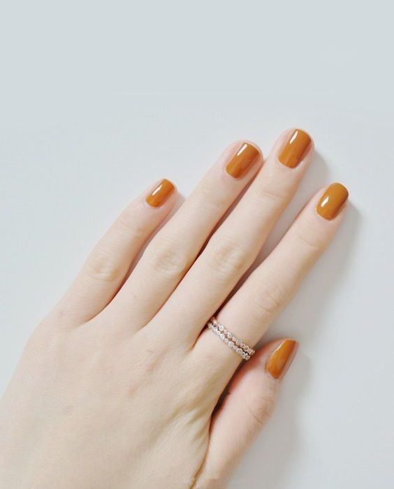 Uñas color mostaza