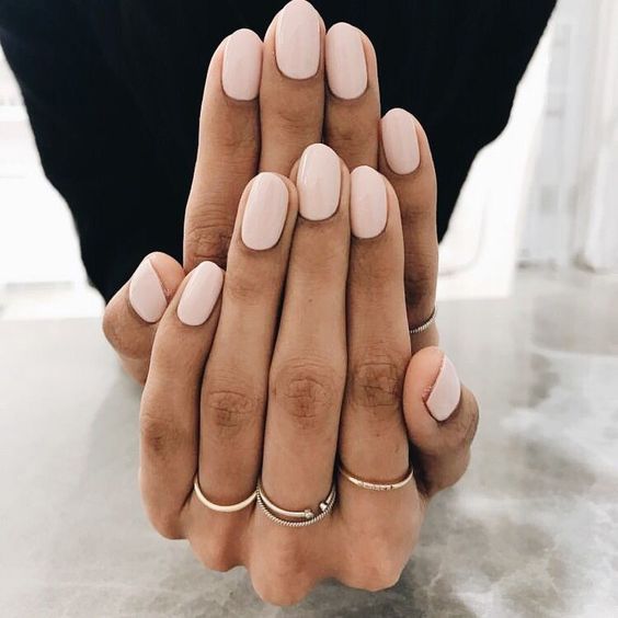Uñas color rosa claro