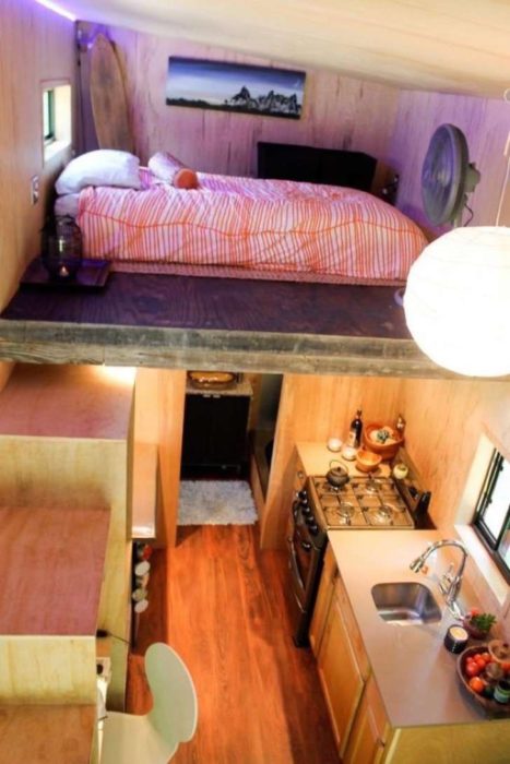 Recámara en la parte superior de una pequeña casa de 14 metros cuadrados