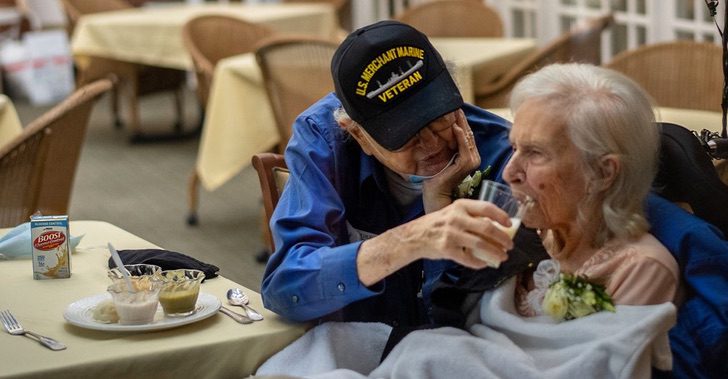 Abuelito que se mudó al mismo asilo que su esposa, alimentándola y dándole agua de beber