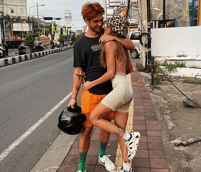 Clara Berry y KJ Apa