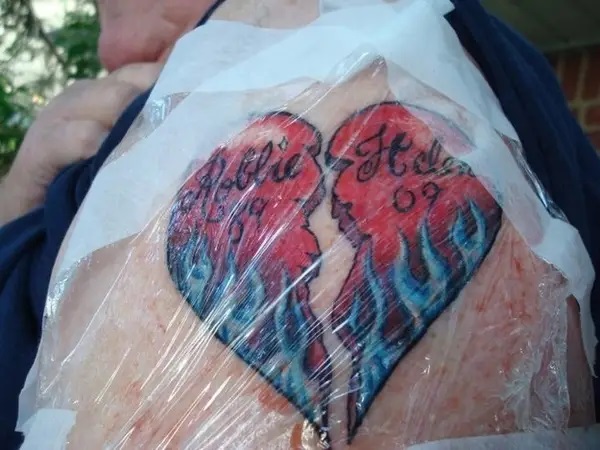 Abuelito mostrando su tatuaje en forma de corazón