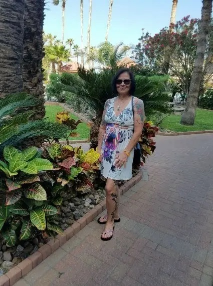 Abuelita usando un vestido y mostrando sus tatuajes