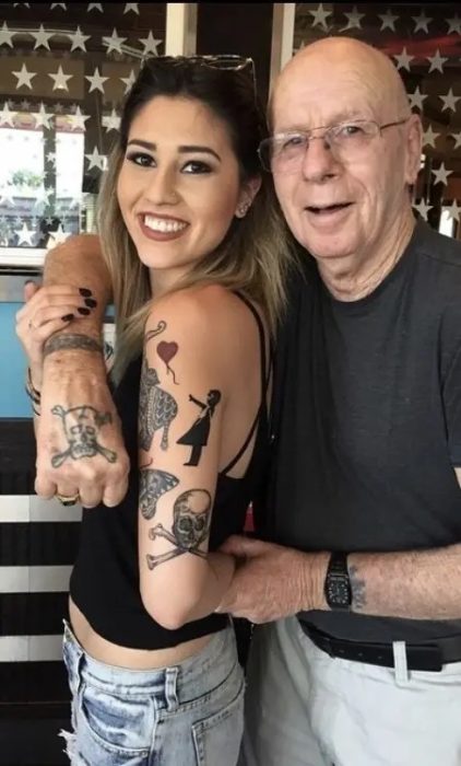 Abuelito y su nieta mostrando sus tatuajes iguales