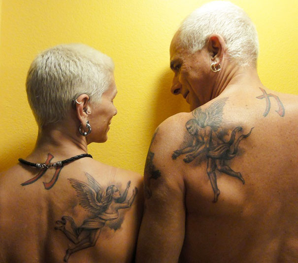 Pareja de abuelitos compartiendo su tatuaje