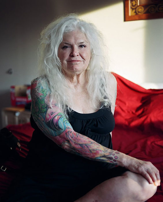 Abuelita con su brazo lleno de diferentes tatuajes