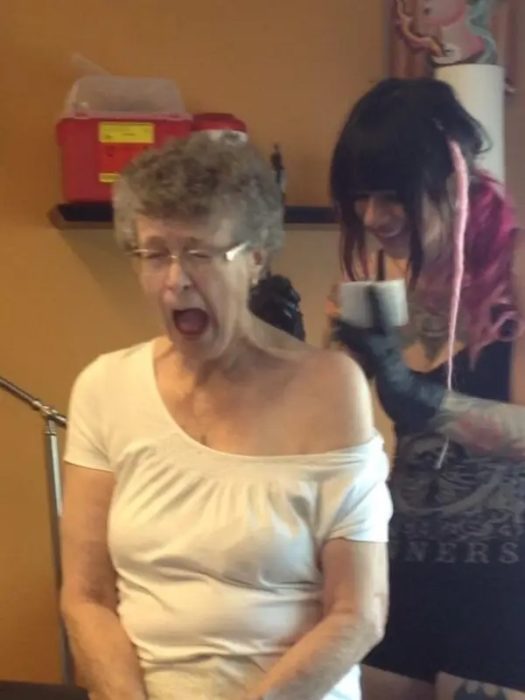 Abuelita haciéndose su primer tatuaje en la espalda