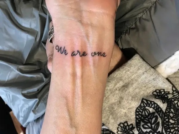 Abuelito con un tatuaje en su muñeca