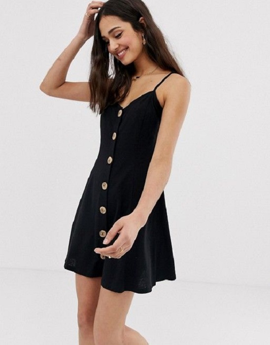 Vestido corto de color negro de botones y tirantes