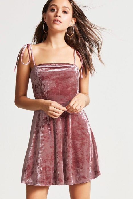 Vestido corto de color rosa de terciopelo