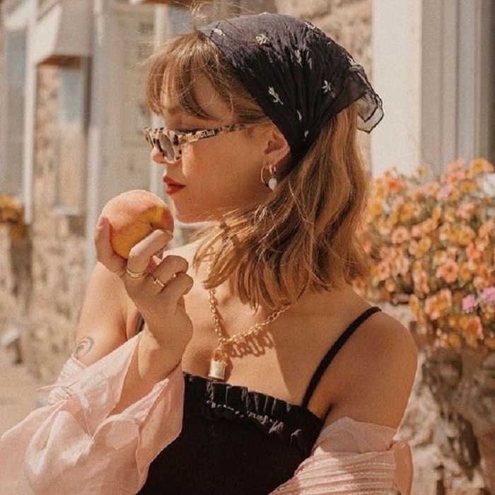 Chica de cabello corto con pañoleta como peinado