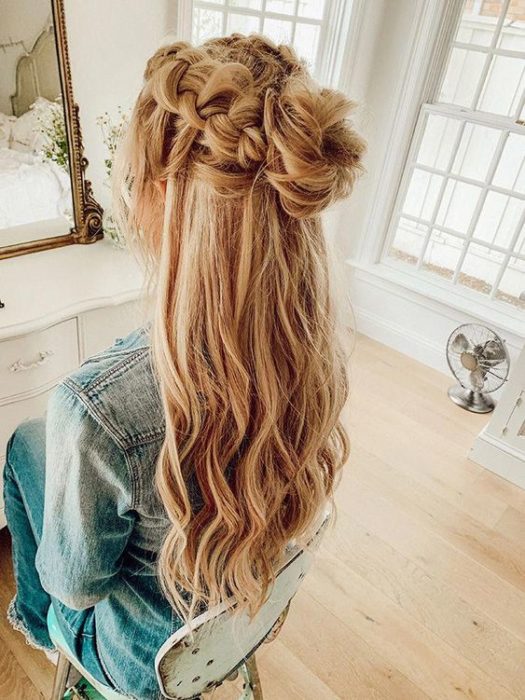 Chica con trenzas y un moño, dejando el resto del cabello suelto