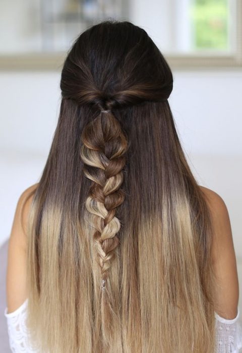 Chica con un twist y trenza en el cabello, dejando el resto suelto