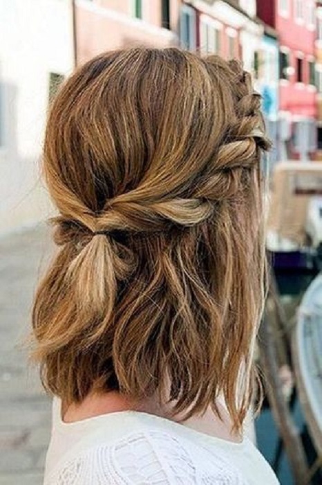 Chica de cabello corto, con trenzado de frente a nuca