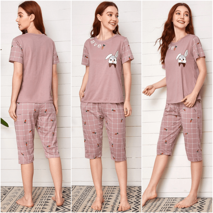 chica pelirroja usando una pijama rosa con camiseta de manga corta y pantalones a la rodilla