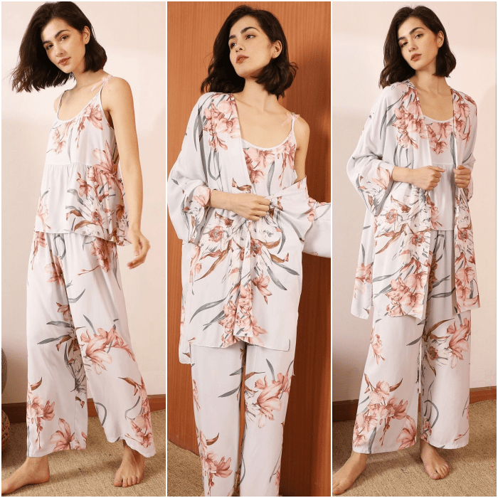 chica de cabello corto oscuro usando una pijama blanca con estampado de flores rosas con una bata larga, camiseta de tirantes y pantalón holgado 