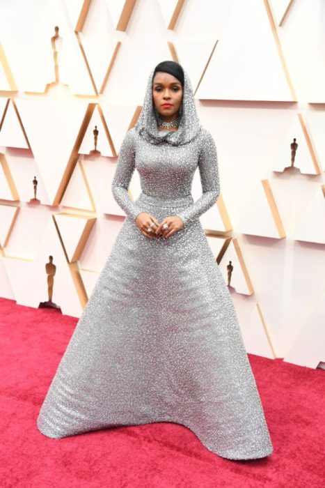 Janelle Monáe usando un vestido con 168 mil incrustaciones de cristales