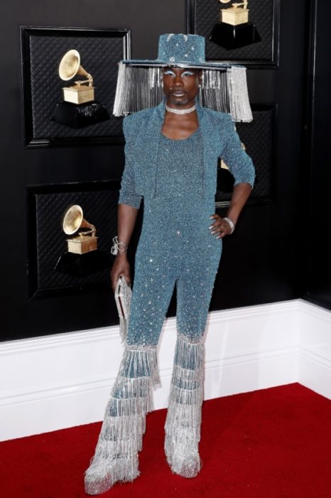 Billy Porter usando un atuendo brillante en color azul y plateado