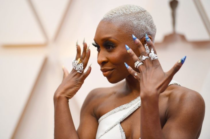Cynthia Erivo con una manicura inspirada en la pintura de Van Gogh