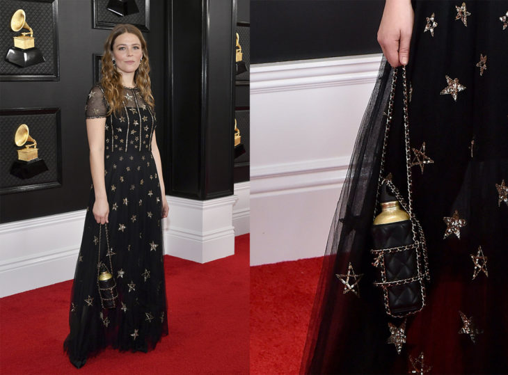 Maggie Rogers posando para la ceremonia de los Grammy con un soporte de botella de agua de Chanel