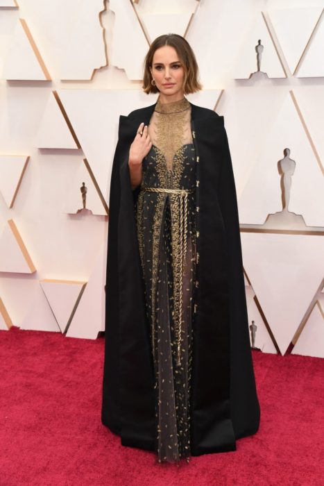 Natalie Portman mostrando el bordado en su saco en los Óscar 2020