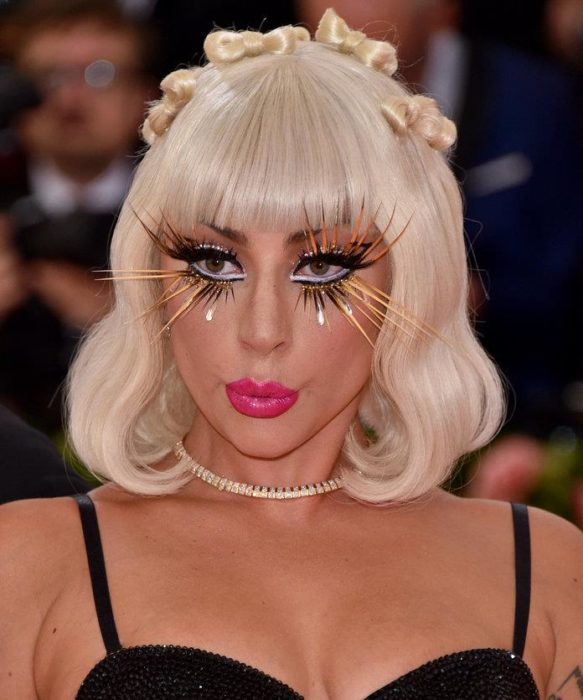 Lady Gaga con pestañas largas adornadas con oro
