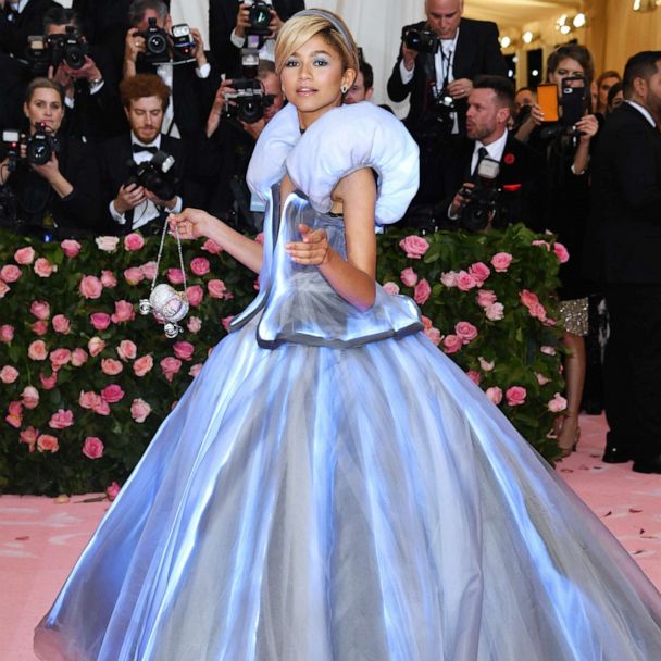 Zendaya vestida como la Cenicienta en un vestido azul con un bolso en forma de carruaje