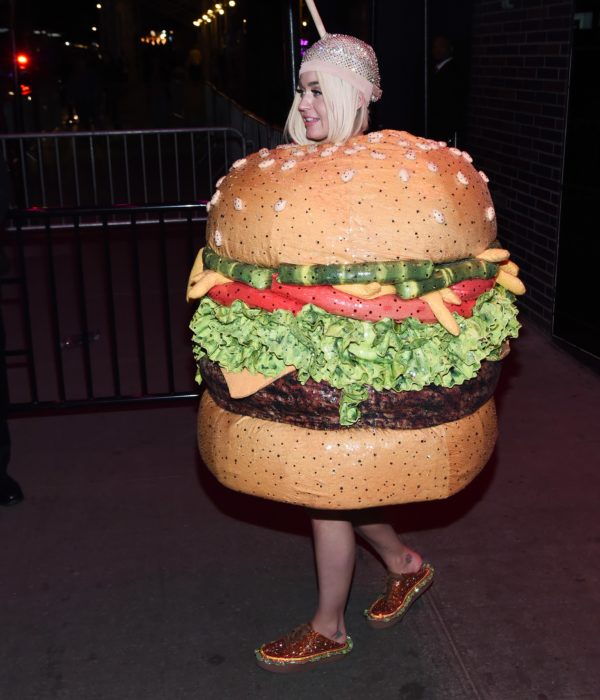 Katy Perry luciendo un outfit de hamburguesa con zapatos a juego