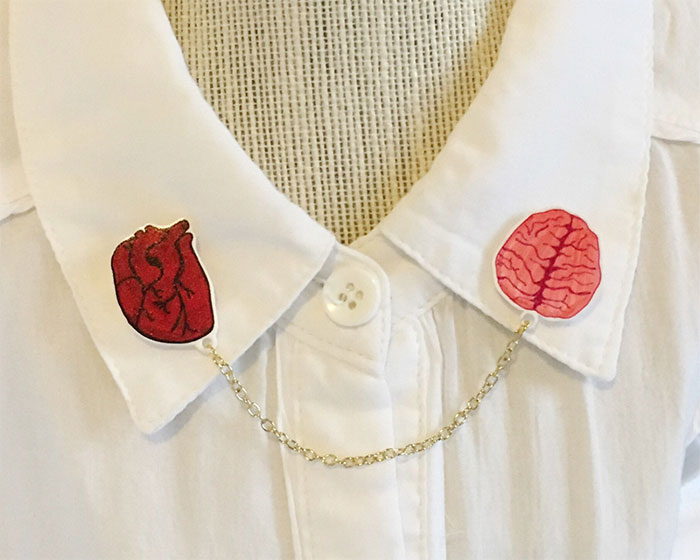Broche para camisa en forma de corazón y cerebro