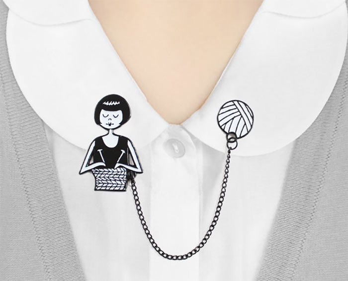 Broche para camisa en forma de una chica tejiendo