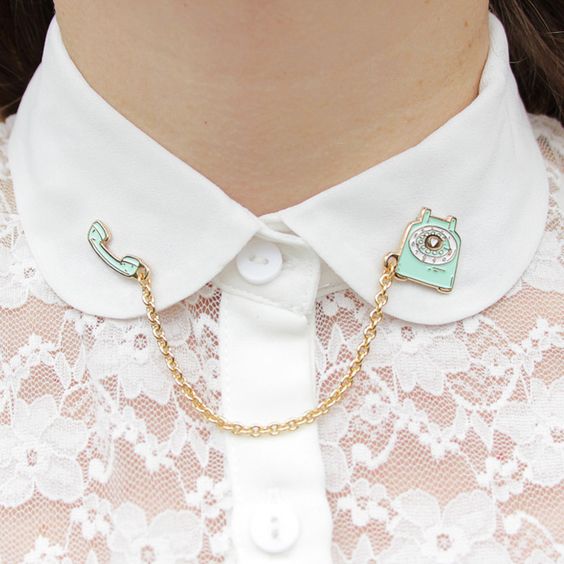 Broche para camisa en forma de teléfonos viejos