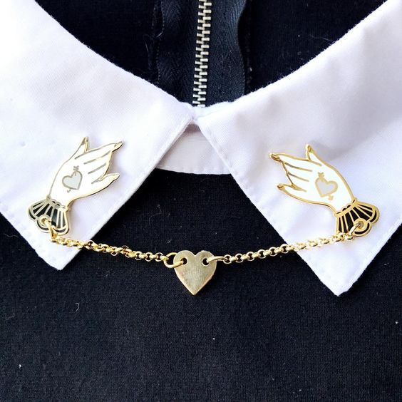 Broche para camisa en forma de manos blancas