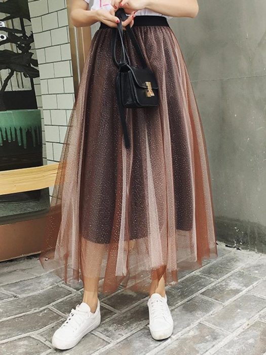 Chica usando falda de tul color negra con bronce