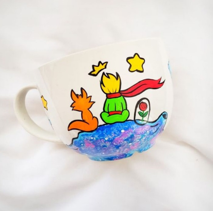 Taza inspirada en El Principito, donde se ve al Principito, al zorro y la rosa de espaldas