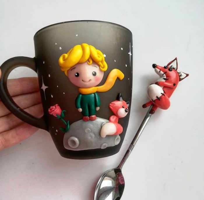 Taza inspirada en El Principito, con el Principito y el zorro en la taza y en la cuchara una figurilla del zorro