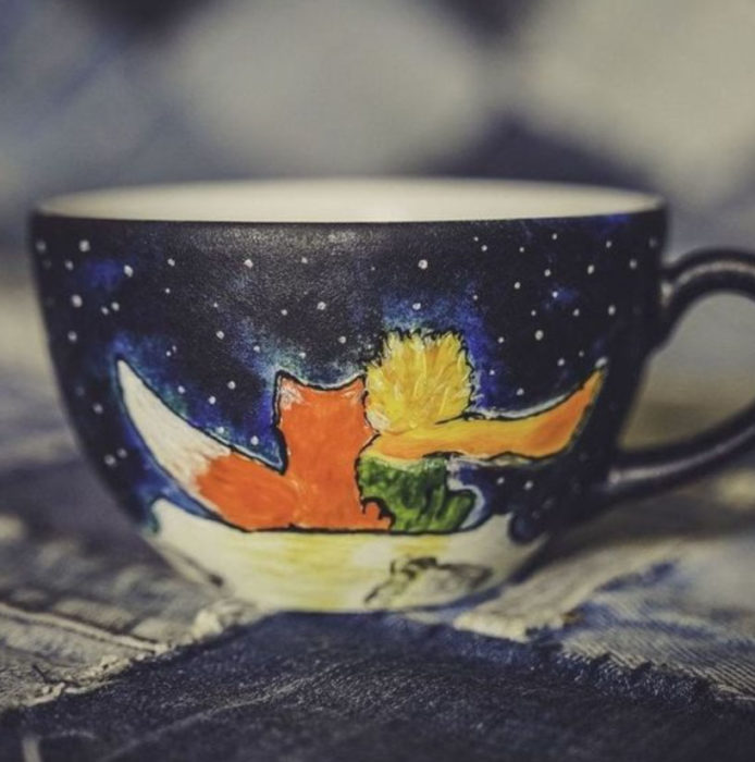 Taza inspirada en El Principito, donde se ve una noche estrellada y al Principito y al zorro observando las estrellas