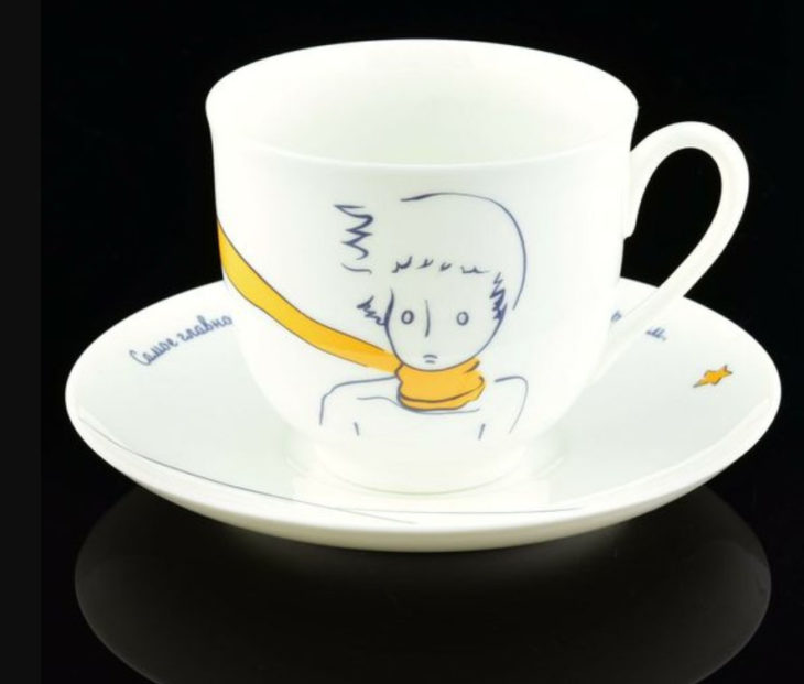 Taza inspirada en El Principito, donde aparece el torso del Principito con su bufanda amarilla