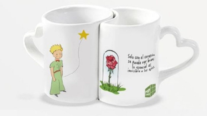 Tazas inspiradas en El Principito, la primera muestra al Principito y la segunda la rosa con una frase del libro